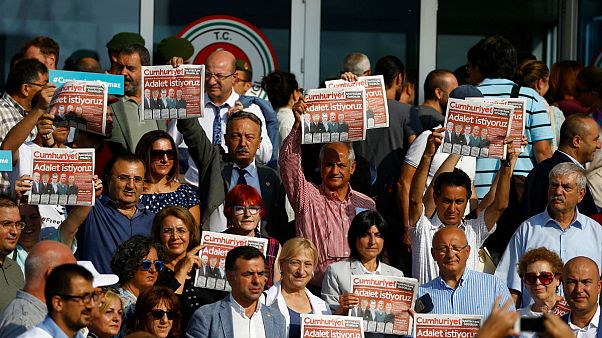 La justicia turca mantiene detenidos a los periodistas de Cumhuriyet La justicia turca mantiene detenidos a los periodistas de Cumhuriyet