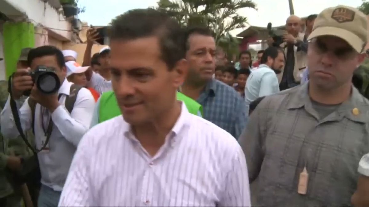 Peña Nieto visita zona afetada pelo terramoto