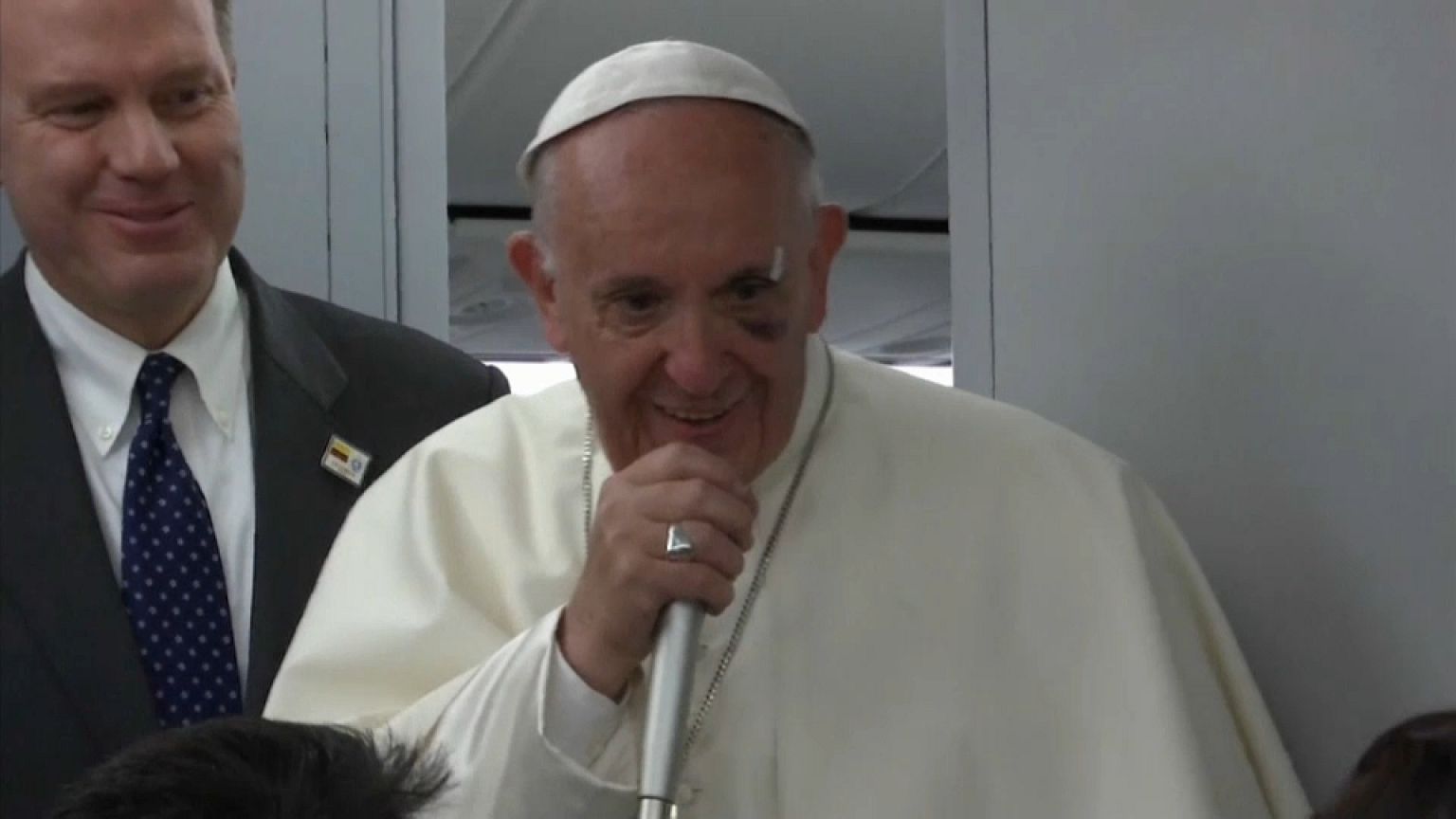 "No vi el cristal y boom", explica el papa