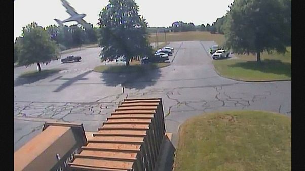 Pequeno avião despenha-se em parque de estacionamento nos EUA Pequeno avião despenha-se em parque de estacionamento nos EUA