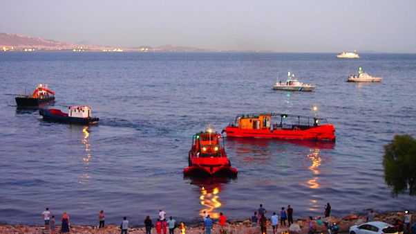 Maré negra atinge ilha grega de Salamina Maré negra atinge ilha grega de Salamina