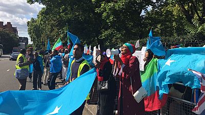[Photos] Somalis protest at Ethiopia embassy in U.K. over prisoner transfer
