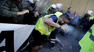 Grecia, i minatori scioperano, la polizia carica