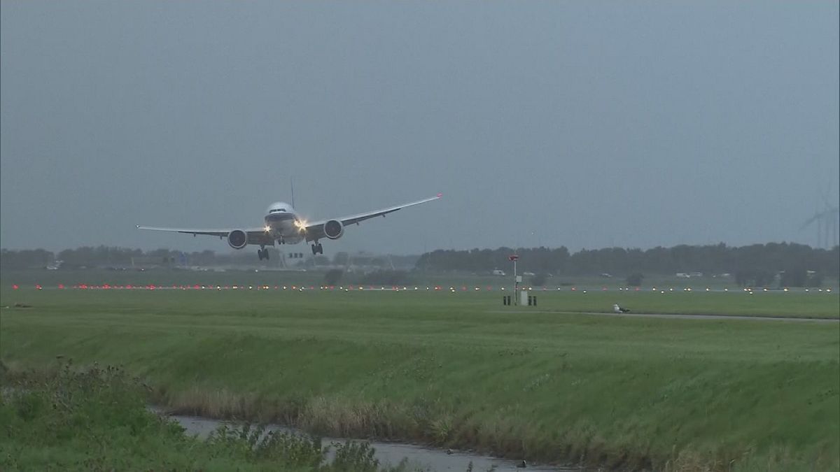 شاهد: رياح قوية تعيق الطائرات من الهبوط في أمستردام