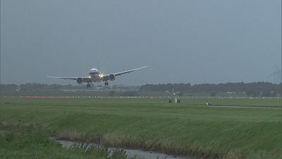 شاهد: رياح قوية تعيق الطائرات من الهبوط في أمستردام