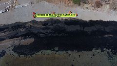 Aux abords d'Athènes, les plages souillées par le mazout