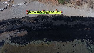 Grecia, la macchia nera di petrolio minaccia le spiagge di Atene