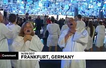 Greenpeace protesta contra Merkel en el Salón del Automóvil de Francfort