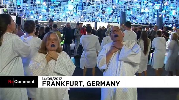 Greenpeace protesta contra Merkel en el Salón del Automóvil de Francfort Greenpeace protesta contra Merkel en el Salón del Automóvil de Francfort
