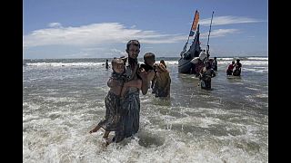 Felborult egy rohingjákat szállító hajó