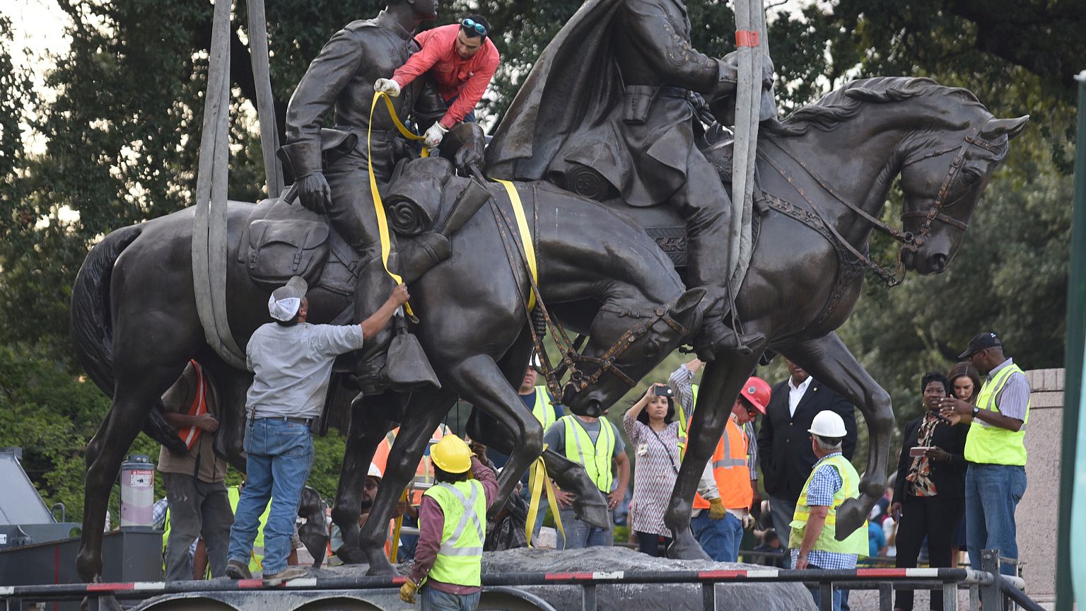 USA: via dal parco di Dallas la statua del generale Lee