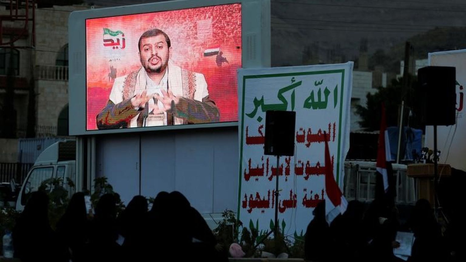 الحوثيون يهددون الإمارات والمنشآت النفطية السعودية بالصواريخ