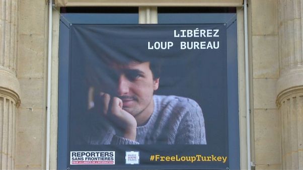 França apela à Turquia para que liberte jornalista detido em Julho França apela à Turquia para que liberte jornalista detido em Julho