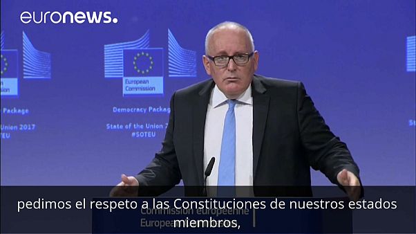 Timmermans insiste en que Juncker apoya el "respeto a la Constitución" española Timmermans insiste en que Juncker apoya el "respeto a la Constitución" española