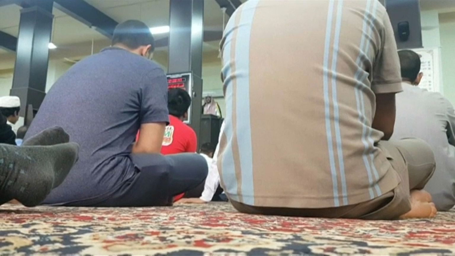 شاهد إمام مسجد في الرياض: الداعون للحراك السياسي جماعات ضالة ومنحلة