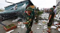 پاکسازی شهرها پس از وقوع طوفان «دوکسوری» در ویتنام