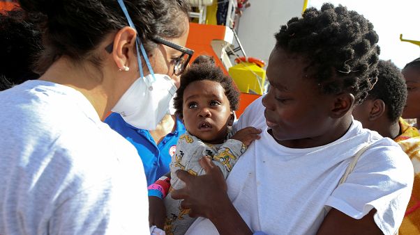 Ancora sbarchi: 371 migranti al porto di Trapani Ancora sbarchi: 371 migranti al porto di Trapani