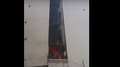رجل يضرم النار في شقته وعائلته بداخلها في الجزائر العاصمة