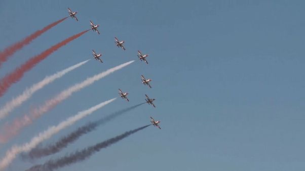 "Pfeile" und "Funken": Flugschau in Athen "Pfeile" und "Funken": Flugschau in Athen