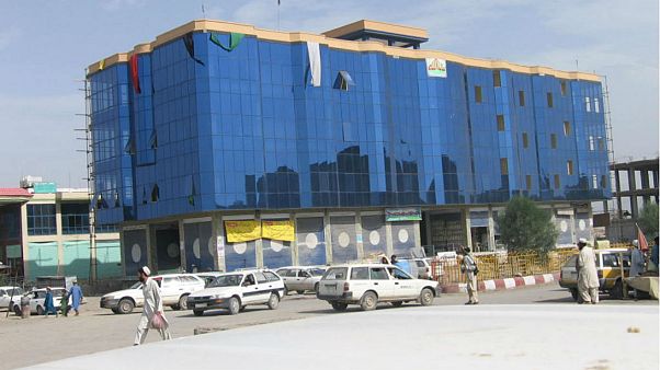 مقتل أربعة أشخاص وإصابة آخرين في انفجار بسوق في أفغانستان مقتل أربعة أشخاص وإصابة آخرين في انفجار بسوق في أفغانستان