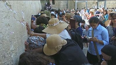 تنظيف حائط البراق من رسائل دعوات المصلين اليهود استعدادا للأعياد