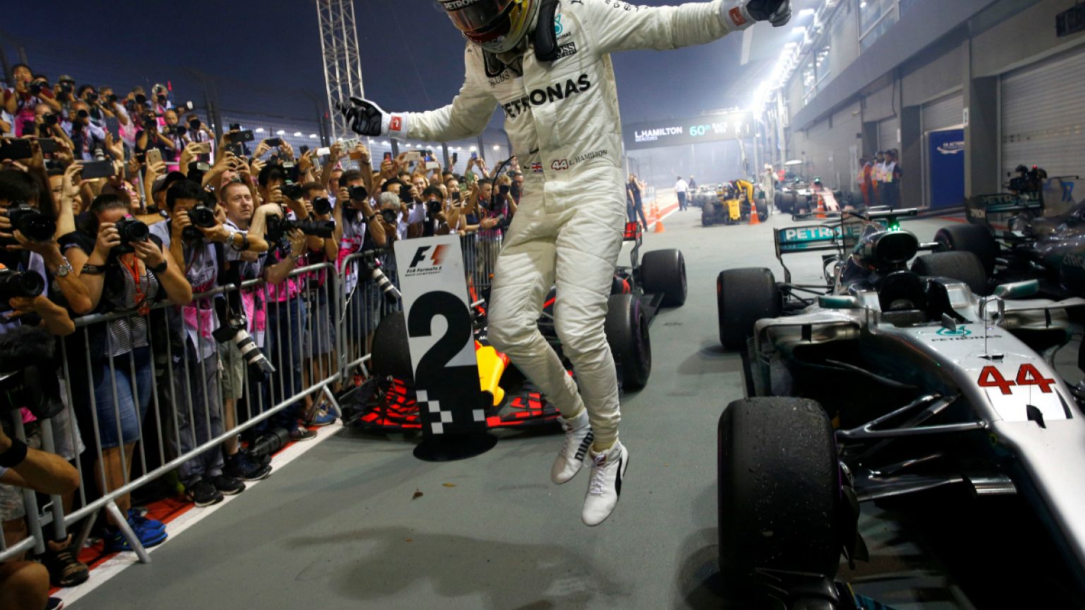 Hamilton (Mercedes) vince il GP di Formula 1 di Singapore