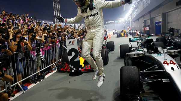 Formel 1: Hamilton siegt in Singapur - Vettel früh raus Formel 1: Hamilton siegt in Singapur - Vettel früh raus