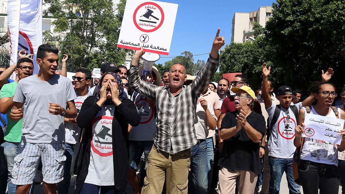 احتجاجات في تونس ضد قانون "المصالحة" الذي يعفو عن متورطين في الفساد خلال عهد بن علي