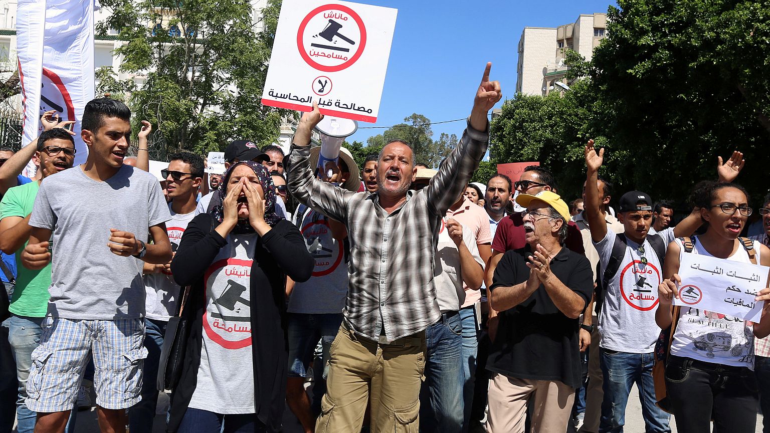 احتجاجات في تونس ضد قانون "المصالحة" الذي يعفو عن متورطين في الفساد خلال عهد بن علي