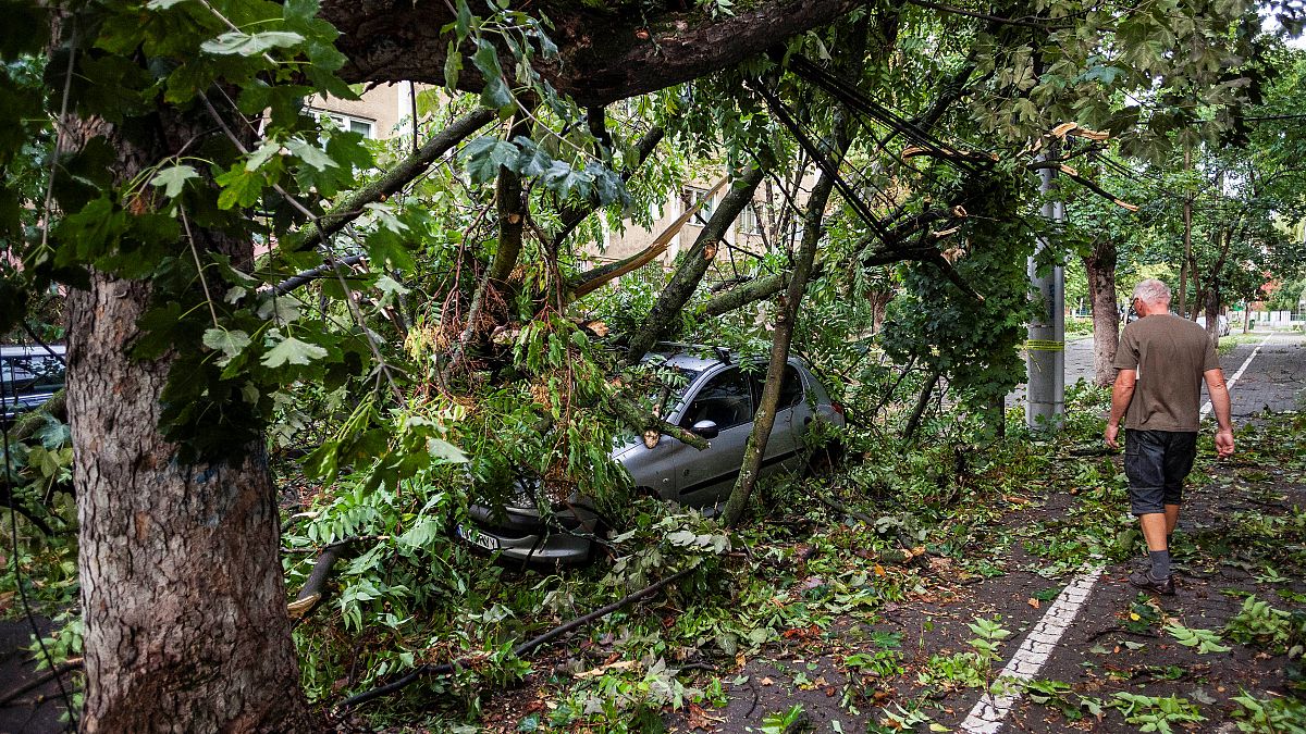 Romanya'da şiddetli fırtına: 8 ölü