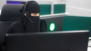 السعودية تدرب نساء للعمل في مراقبة الحركة الجوية
