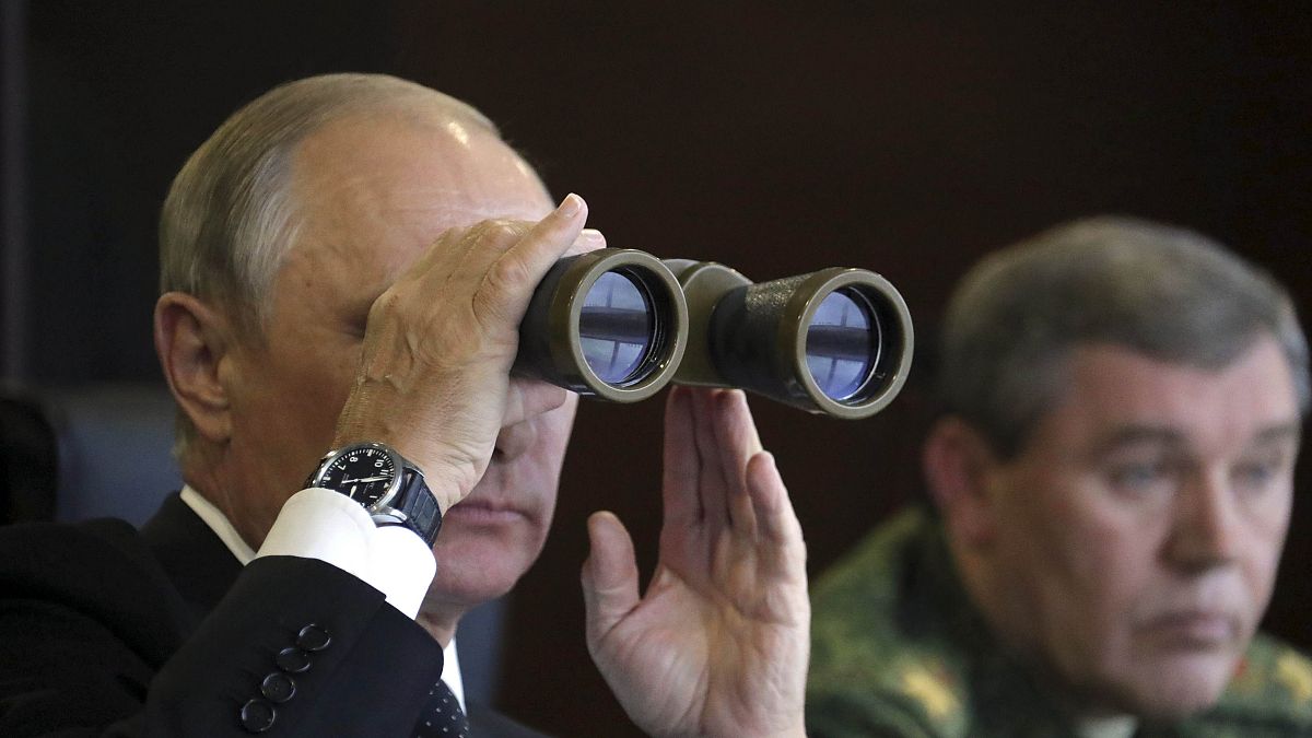 بوتين يشرف على عمليات إنزال جوي هي الأقوى منذ 2013