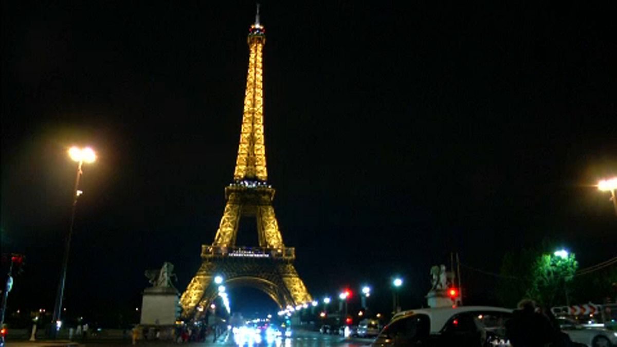 Golyóálló üveg az Eiffel-toronynál