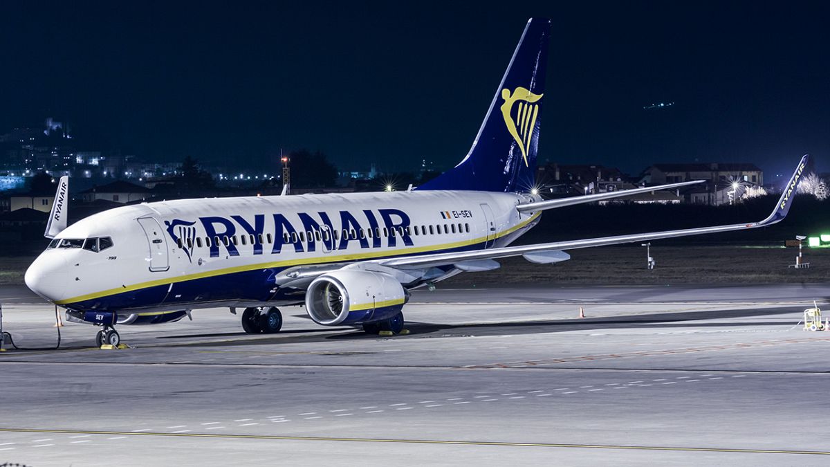 Ryanair: Feltesszük a kezünket, bocsánat, akinek jár fizetünk