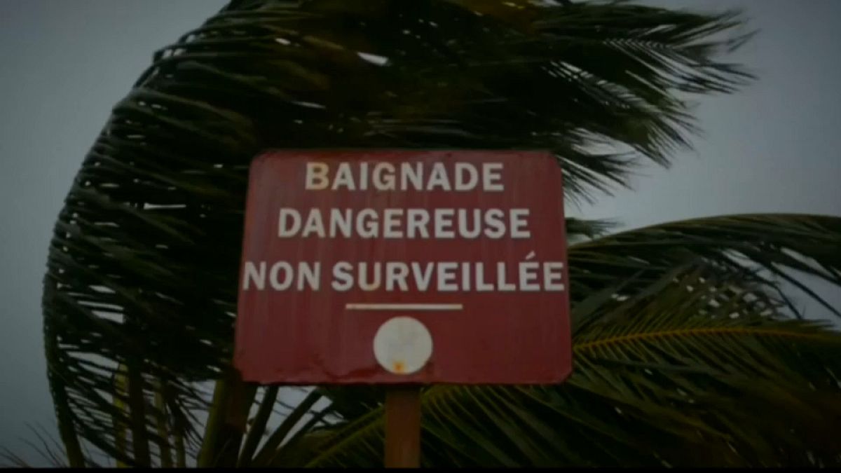 L'ouragan Maria déferle sur les Antilles françaises