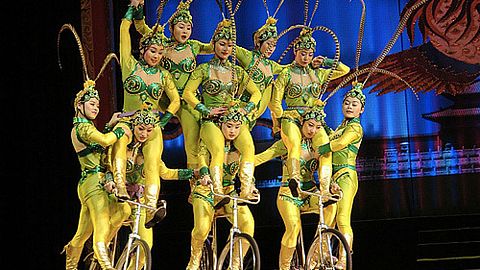 Chinese acrobatics competition held in Penglai