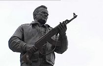 La kalachnikov a sa statue à Moscou
