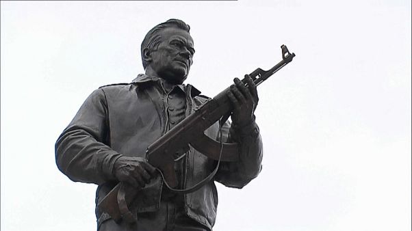 В Москве открыли памятник Калашникову В Москве открыли памятник Калашникову