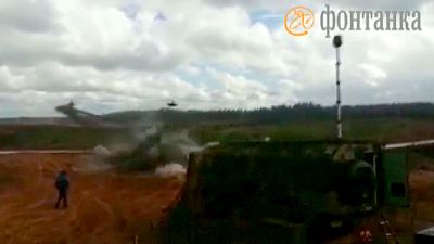 [Video] Un helicóptero ruso dispara al público durante un ejercicio militar