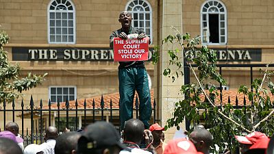 Apoiantes de presidente Kenyatta protestam no Tribunal Supremo