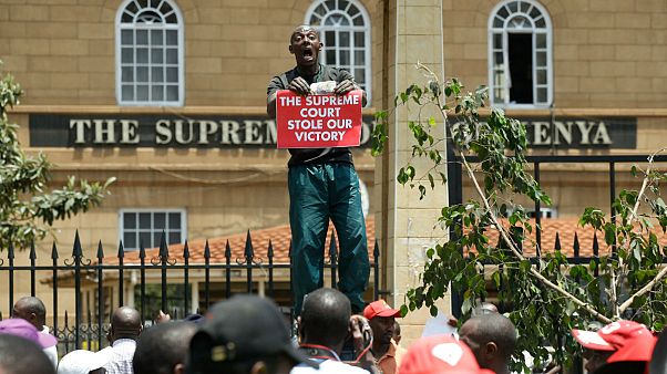 Apoiantes de presidente Kenyatta protestam no Tribunal Supremo Apoiantes de presidente Kenyatta protestam no Tribunal Supremo