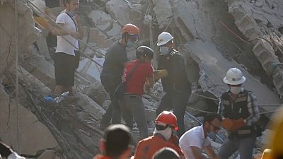 Túlélők után kutatnak a mexikói földrengés után