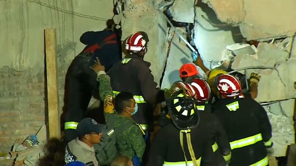 Meksika'da yaşanan deprem okul binasını vurdu Meksika'da yaşanan deprem okul binasını vurdu