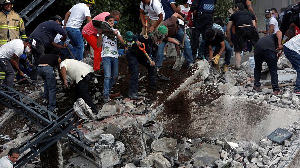 México busca a supervivientes tras el seísmo México busca a supervivientes tras el seísmo
