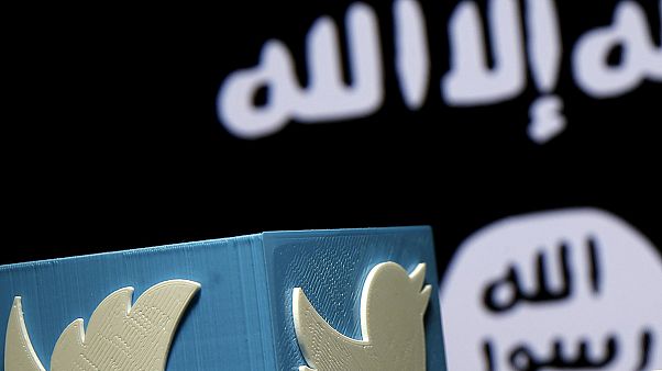 تويتر يحجب مئات الآلاف من الحسابات المرتبطة "بالإرهاب" تويتر يحجب مئات الآلاف من الحسابات المرتبطة "بالإرهاب"