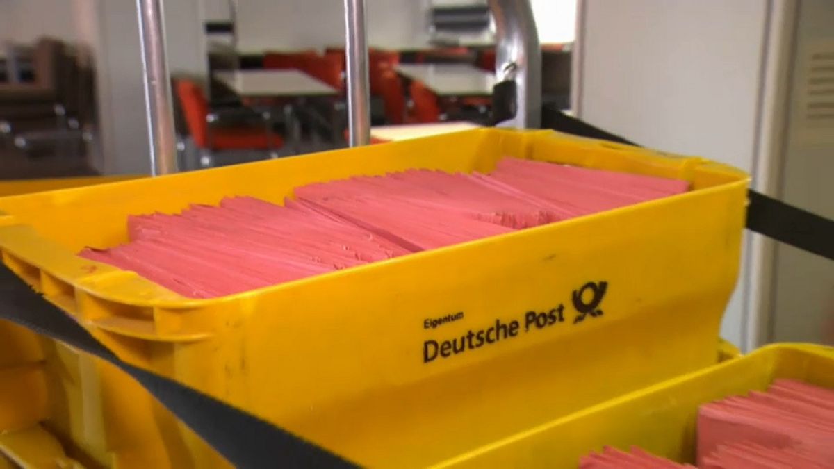 Merkel gets ahead of the pack by targetting postal voters