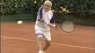«Βιονικός» τενίστας ετών 93!
