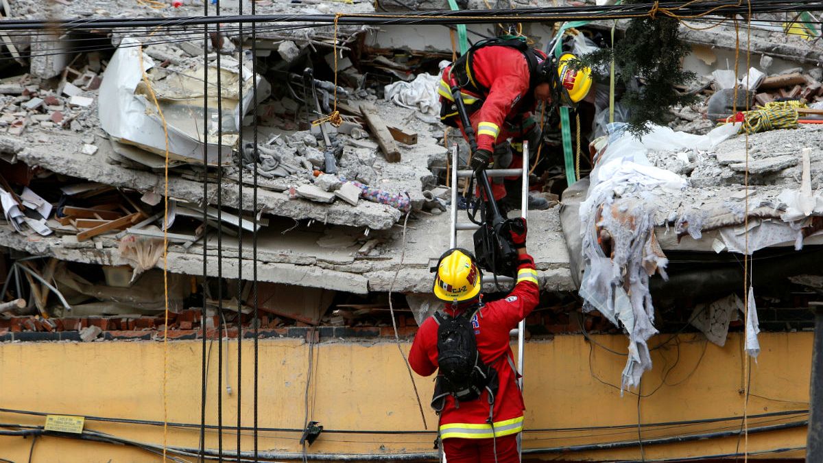 México busca entre los escombros a supervivientes del terremoto