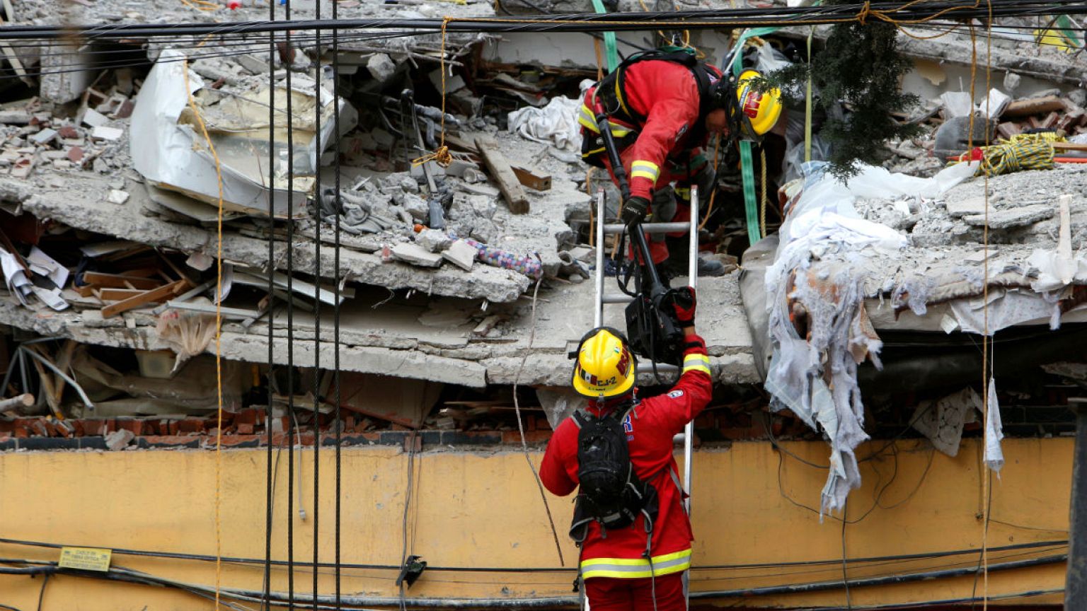 Mexico: desperate search for survivors