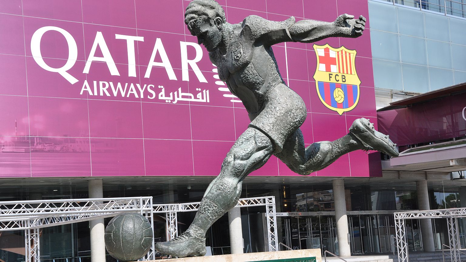 نادي برشلونة الإسباني يدخل "الحلبة السياسية" ويدين اعتقالات كتالونيا